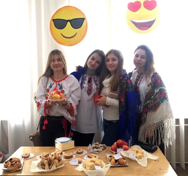 Студенти відділення початкова та дошкільна освіта проводять ярмарок